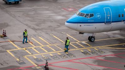 ‘You shouldn’t have bought all that stuff’: Airport worker shames a traveler over 1 extra pound, then drops a $100 ultimatum