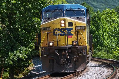 CSX delivers 25% jump in profit as it hauls more goods and cuts expenses