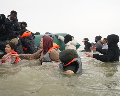 UK to pay France another £660m to curb Channel crossings