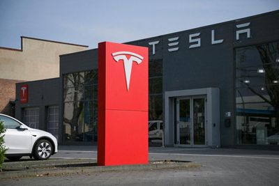 Tesla reports mixed financial results as Musk pivots automaker to AI and robots