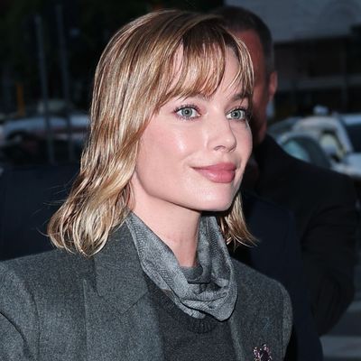 I Bet Margot Robbie Didn't Shiver Once in Her Layered Spring Outfit