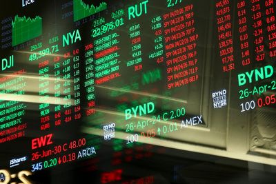 Oil prices hold above $100 as Iran seizes ships in Strait of Hormuz and peace talks stall