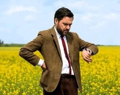 JD Vance Faces Iran Mockery as 'Mr Bean Waiting Meme' Highlights Delayed War Negotiations