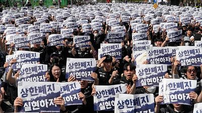 Samsung employees protest and threaten strike, demanding share of profits amid AI boom