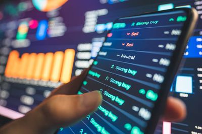 NuScale Power Stock at Crossroads in 2026: Buy the SMR Hype or Sell on Execution Risks?
