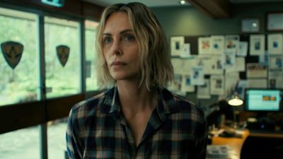 Apex’s Charlize Theron Skipped A Shirt For A Wild Collar And Blazer-Only Look That Is Blowing My Mind