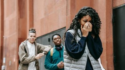 Brother finds out who posted his sister’s nudes. Then realized the guy was standing right behind him: ‘smack him good’