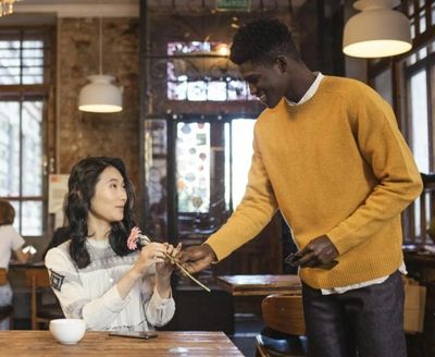 The 5 Emotional Patterns Women Miss When They’re Being Love-Bombed