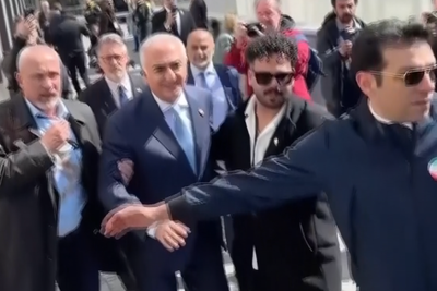 Iran’s exiled crown prince Reza Pahlavi hit with red liquid while walking down street