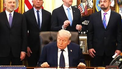 Sleepy Donald dozes off again, observer says dementia clearly visible, ‘probably doesn’t recognize half the people around him’