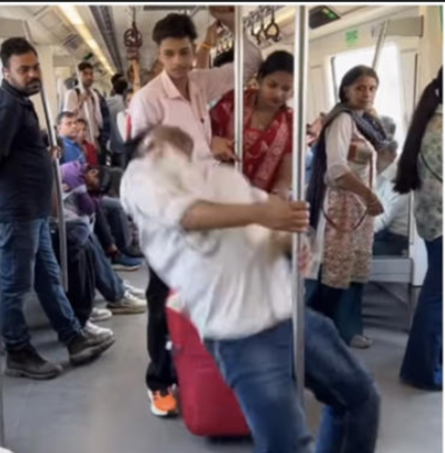 Man Dances in Delhi Metro Passengers’ Reactions Shock