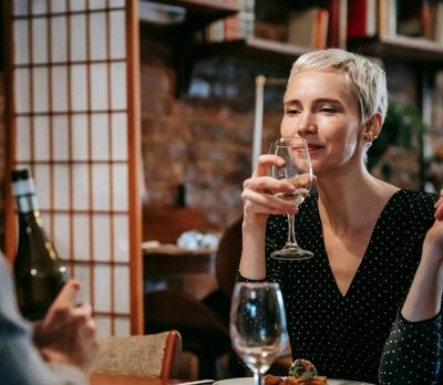 6 Situational Red Flags Women Over 40 Spot Faster Than Anyone Else