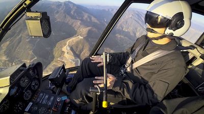"Rather than replacing the crew": Watch the 64-year-old Chinook execute a hands-free landing thanks to a pilotless brain update