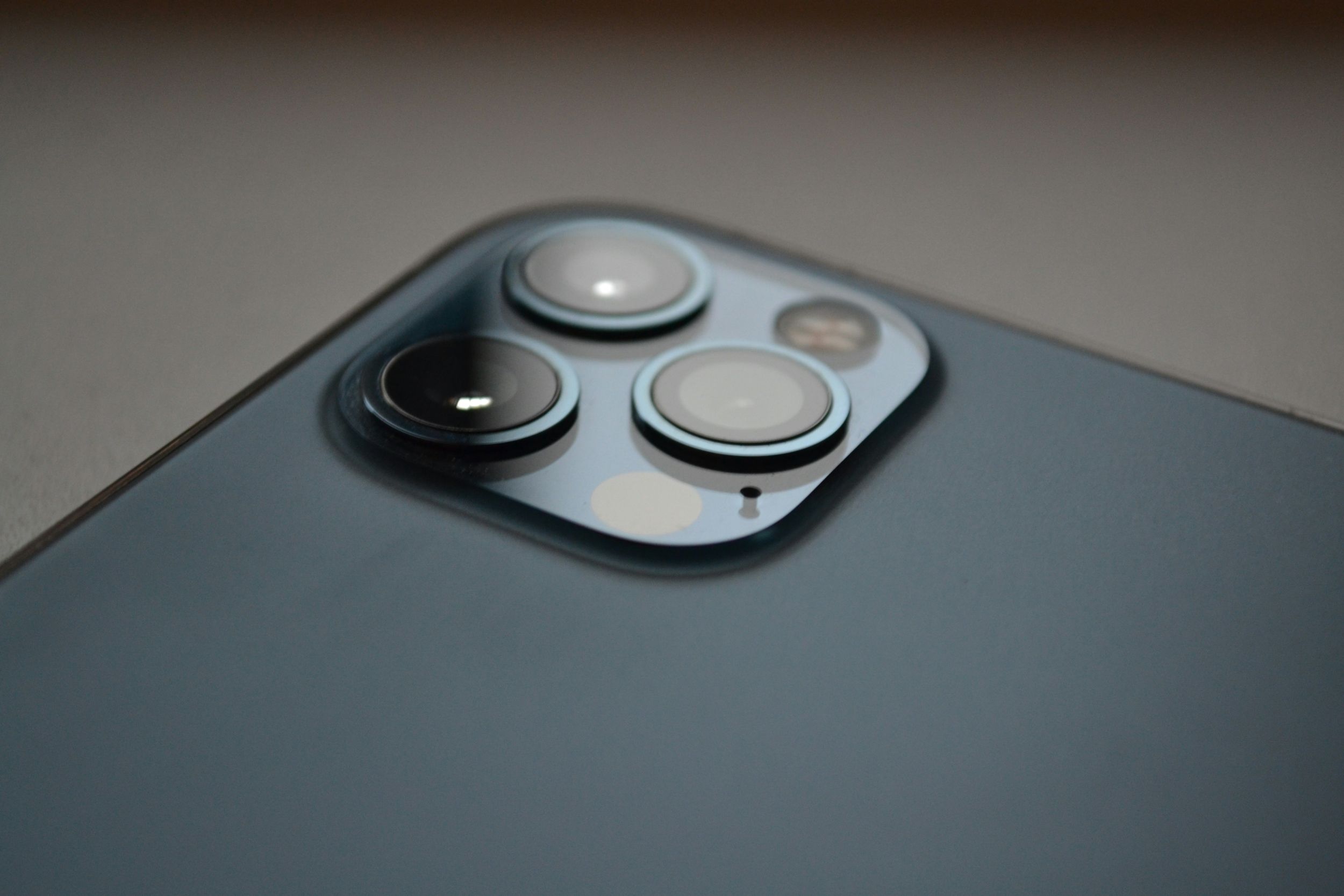 iPhone 18 Pro Camera Upgrades: Variable Aperture Lens…