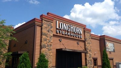 ‘What in the Final Destination’: Woman pulls something out of her LongHorn Steakhouse drink after a few sips, and it wasn’t ice