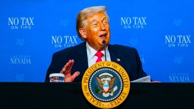 Trump revives crowd size claims by now comparing himself to Martin Luther King Jr.