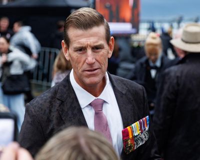 Indigenous speakers booed at Anzac Day services while Ben Roberts-Smith attends separate Gold Coast event