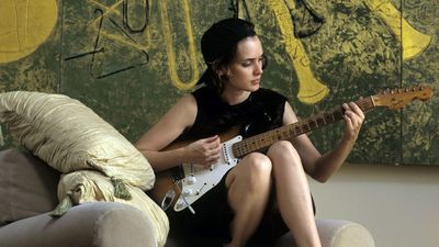 How Winona Ryder's '90s Living Room Made a Controversial Yellow and Green Color Palette Look Effortlessly Chic