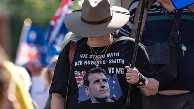 Roberts-Smith backers call for charges to be dropped