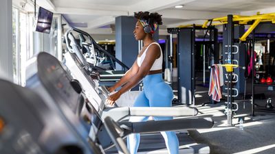 If you plan to hike this summer and want to avoid knee pain, a walking coach recommends following this four-week treadmill walking plan