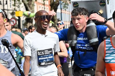 Sir Mo Farah joins London Marathon runners to help break down 'the wall'