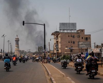 Mali in turmoil after insurgents seize towns and kill defence minister