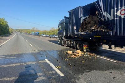Lorry carrying 20 tonnes of prosecco involved in motorway crash in Berkshire