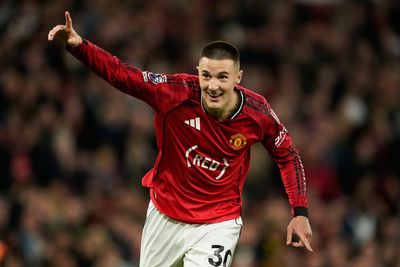 Man Utd beat Brentford to close in on Champions League football