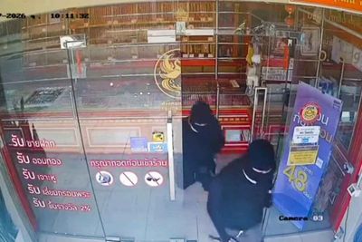 Chinese tourists arrested for gold shop robbery