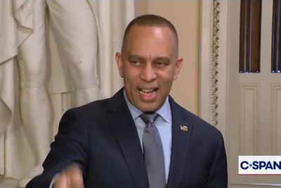 Hakeem Jeffries hits out at ‘stone, cold liar’ Karoline Leavitt over ‘dangerous rhetoric’ claims