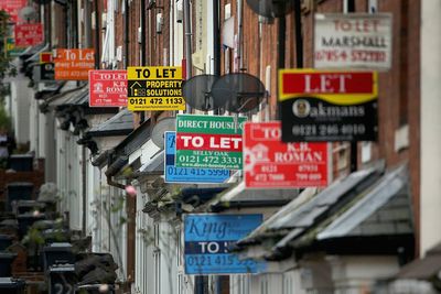 Reeves considers freezing rents in bid to ease pain of price rises sparked by Iran war