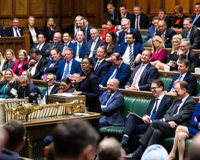 Starmer sees off major Labour rebellion over call for Mandelson inquiry