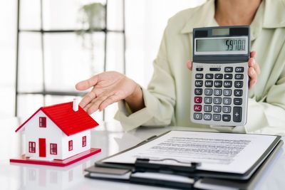 What experts say the 1.8m people who need a new mortgage deal this year should do now