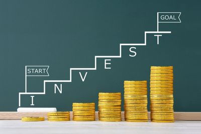 Should your stocks and shares ISA favour growing share prices or dividends?