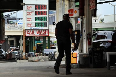 US economic growth rebounds 2% as consumer spending slows amid Iran war