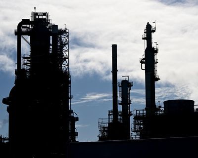Australians will pay more if Albanese prioritises fossil fuel projects, former oil and gas leaders warn