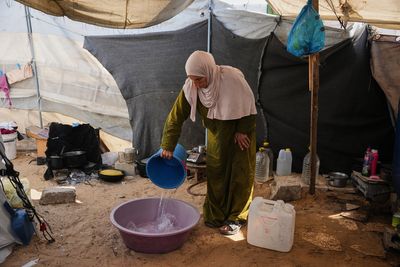 In Gaza, a desperate rush for water trucks persists more than 6 months after the ceasefire