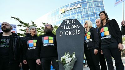 France threw a funeral for Windows 10 — complete with a coffin and chants of Microsoft's "programmed obsolescence"