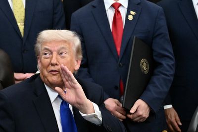 Trump’s reason for not wearing a bullet-proof vest cracks up Oval Office guests