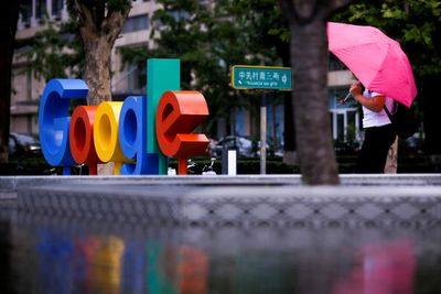 Alphabet Stock Dips Slightly as Q1 Earnings Highlight AI Cloud Boom and Regulatory Risks