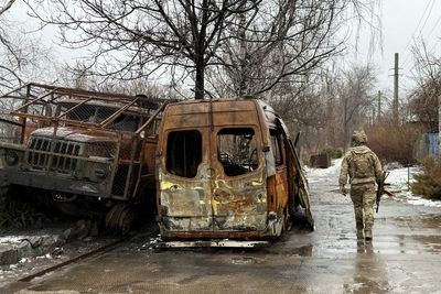 Ukraine-Russia war latest: Fighting escalates as Putin’s troops attempt to invade new Ukraine city