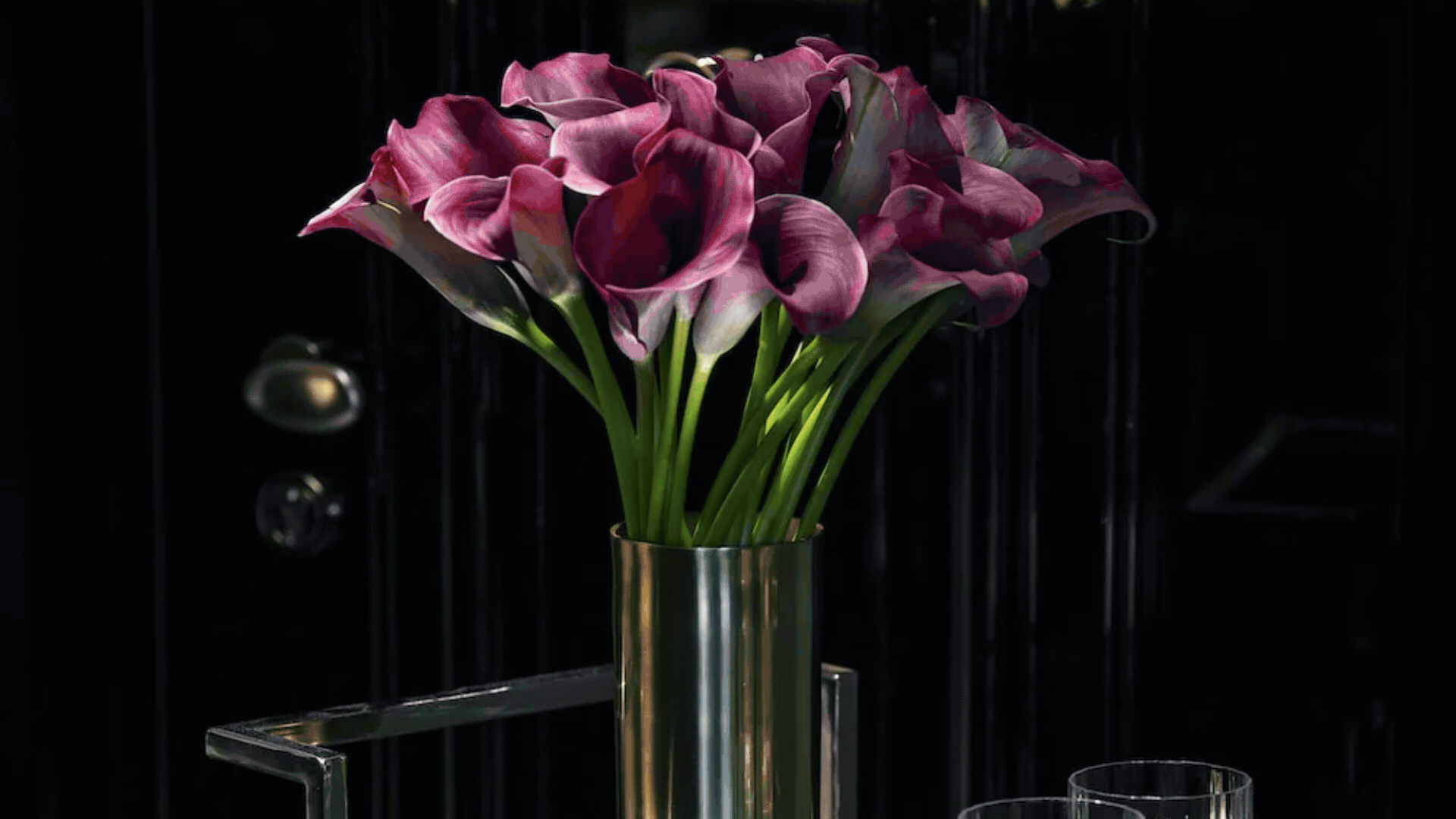 Wait, Did Calla Lillies Just Become the Cool, Minimalist Flower of 2026? Here's Why, and How to Style Them so They Don't Feel Bridal