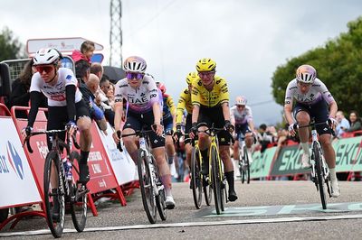 'I landed in a ditch' – Marianne Vos forced into desperate chase after late crash in hectic Vuelta Femenina run-in