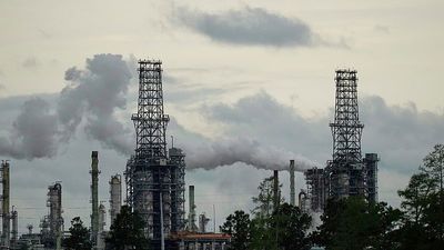 Oil prices edge up despite Trump vowing action in Hormuz tensions