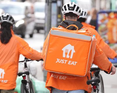 Thousands of Just Eat couriers launch legal action to improve workers’ rights