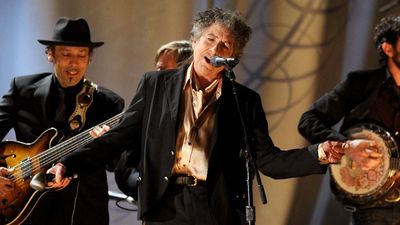 “The songs are different every night because he never sings them the same way. I don’t know anyone who knows as many songs as Bob Dylan”: 38 bassists appeared on Bob Dylan albums before Tony Garnier came onboard. In the 37 years since, no others have