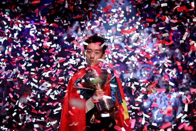 Wu Yize beats Shaun Murphy in thrilling final frame to win World Snooker Championship