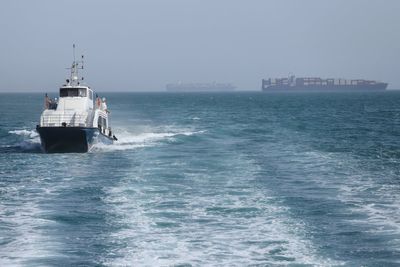 Iran strikes on UAE condemned by Starmer as Trump plots to reopen Strait of Hormuz