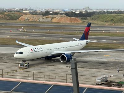 Delta Airlines Food and Beverage Service Cut on 450 Flights — Here's Why Short Routes Are Losing In-Flight Service