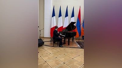 Macron sings Aznavour song as Armenian PM Pashinyan plays drums at official dinner